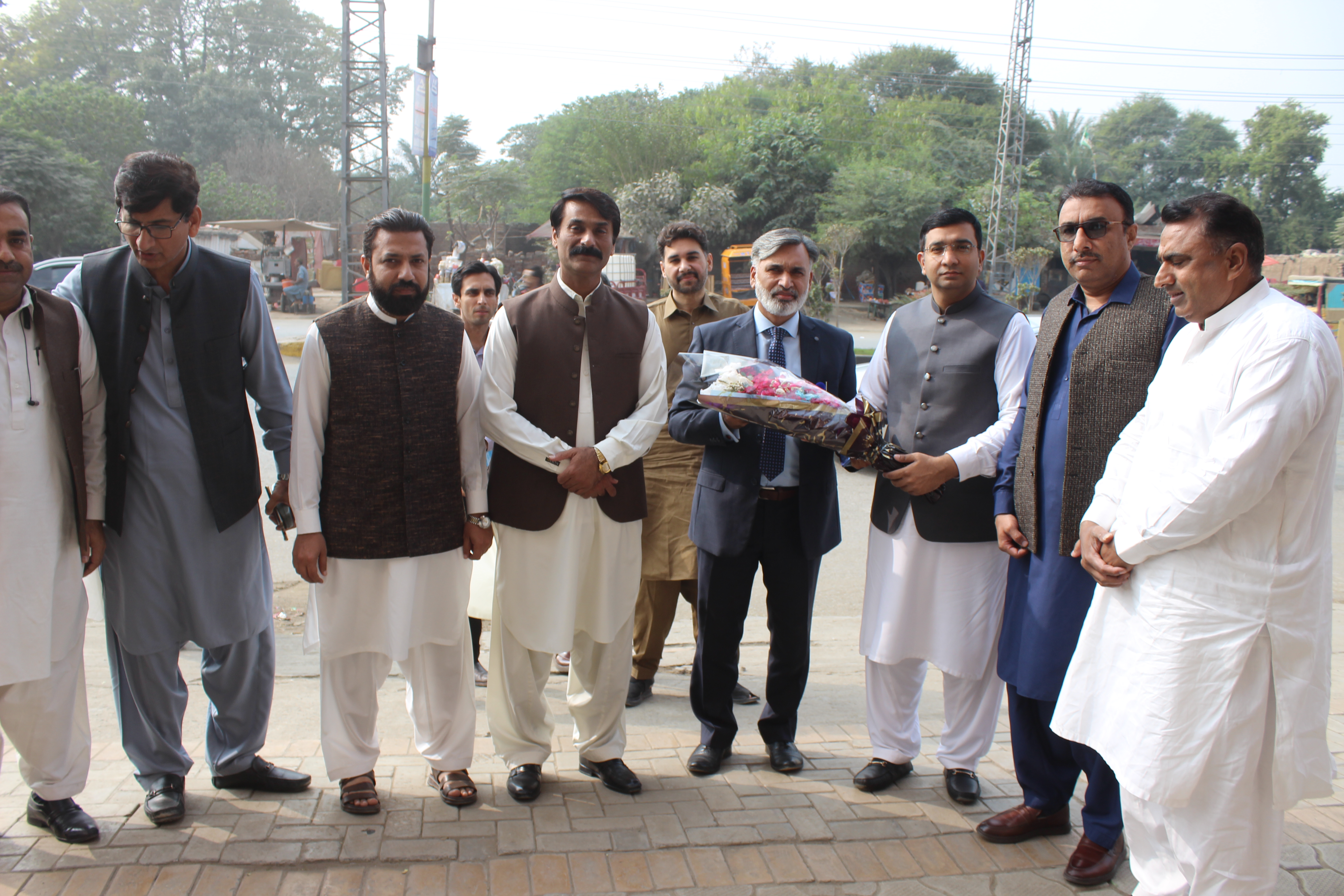 Mr. Binyameen Shahid, Regional Manager Sui Northern Gas Pipeline (SNGPL) visited Sargodha Chamber of Small Traders &amp; Small Industries. He warmly welcomed by Mr. Muhammad Hassan Yousaf , President Sargodha Chamber of Small Traders &amp; Small Industries along with Chairman Founder Business Group Mr. Dr. Imtiaz Ahmed And Senior Vice President Mr. Nisar Ali Vice President Jamil Akhtar